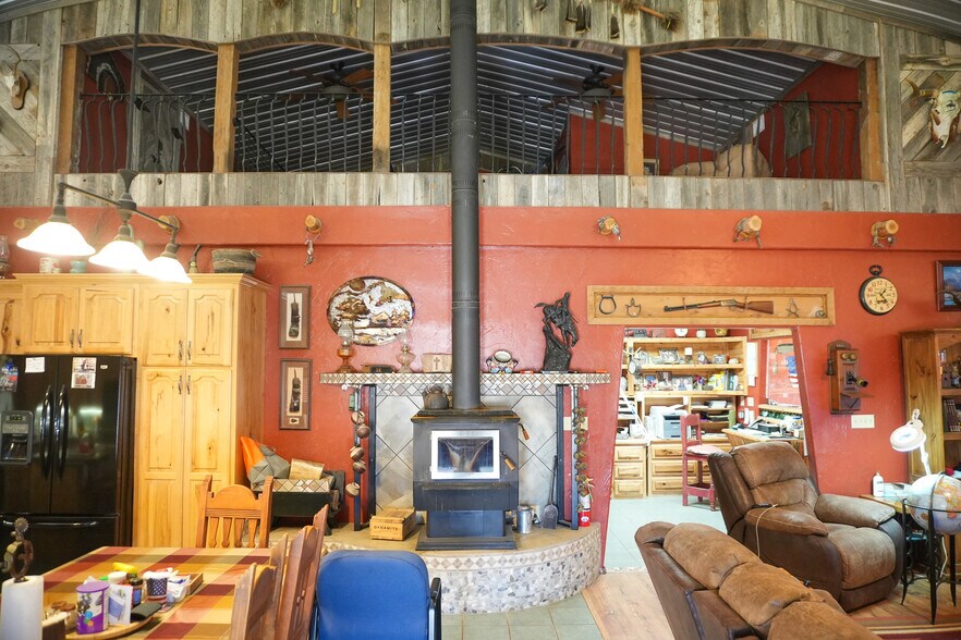 More Photos Of 1122 Douglas Ave, Beaver Hotel For Sale