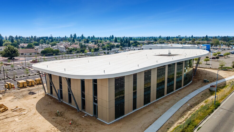 More Photos Of 700 W Herndon Ave, Clovis Unknown For Lease
