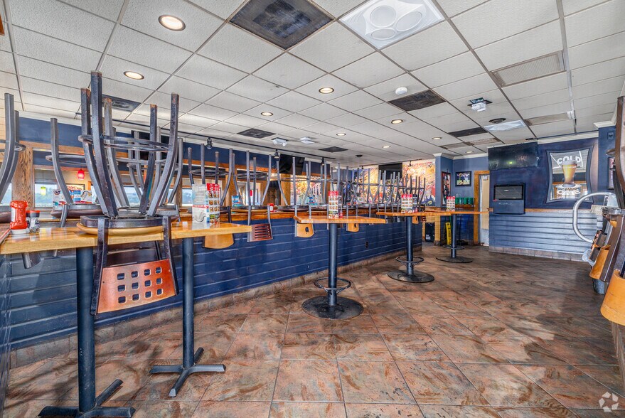 More Photos Of 700 S Kansas Ave, Clinton General Retail For Sale