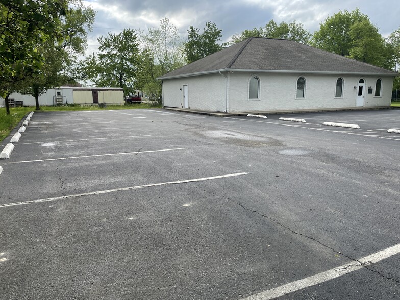 More Photos Of 1704 N Holmes Dr, Marion Office For Sale
