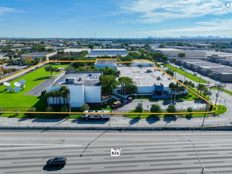 More Photos Of 7007 NW 77th Ave, Miami Showroom For Sale