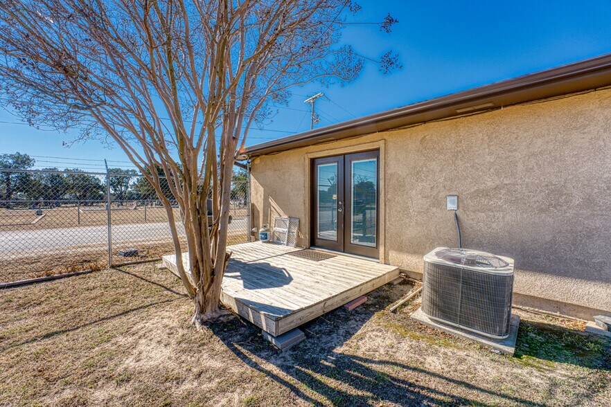 More Photos Of 320 Southland Dr, Burnet Office For Sale
