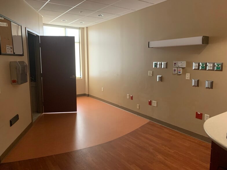 More Photos Of 200 School St, Wintersville Hospital For Sale
