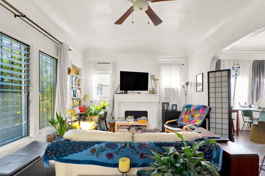 More Photos Of 811 N Citrus Ave, Los Angeles Multifamily For Sale