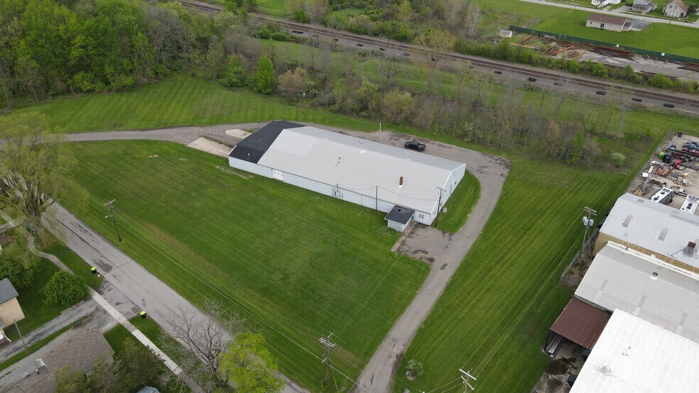 More Photos Of 221 W Cherry St, Butler Manufacturing For Lease