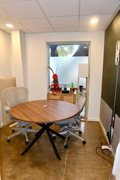 More Photos Of 2009 S 1st St, Austin Freestanding For Lease