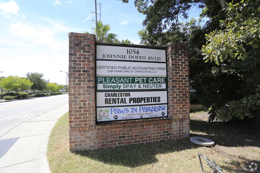 More Photos Of 1054 Johnnie Dodds Blvd, Mount Pleasant Medical For Lease