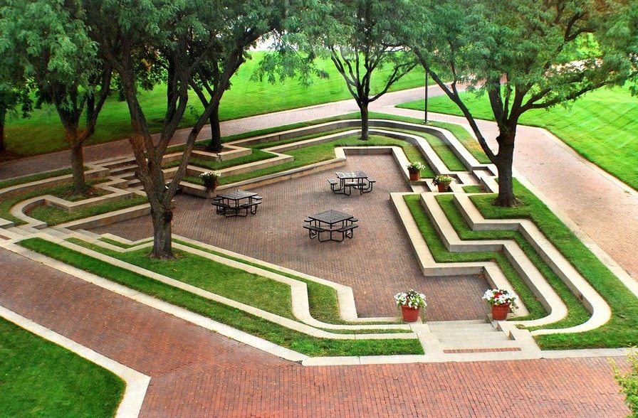 More Photos Of 1501 50th St, West Des Moines Office For Lease