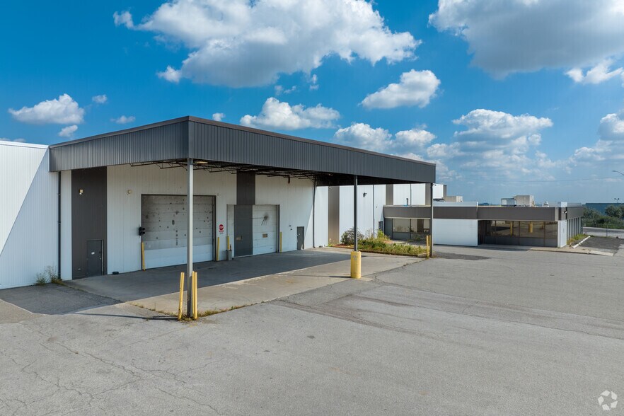 More Photos Of 15 West Dr, Brampton Warehouse For Lease