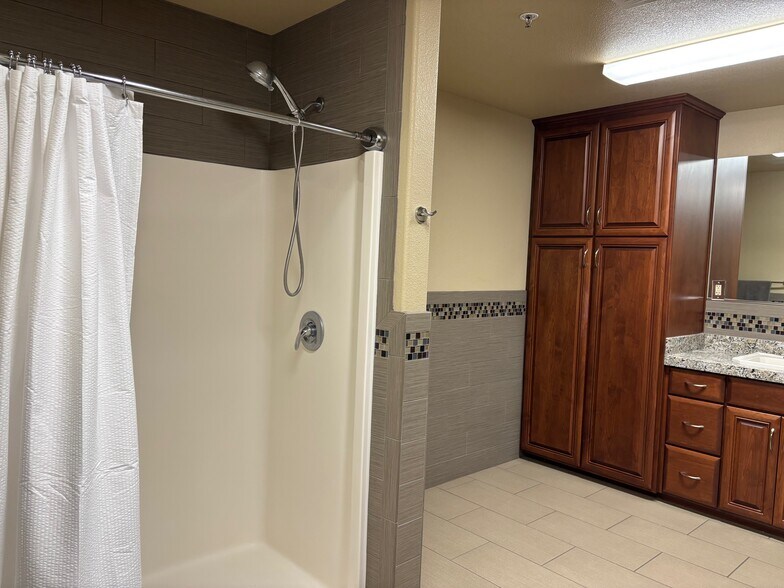 More Photos Of 992 Marchy Ln, Ceres Distribution For Sale