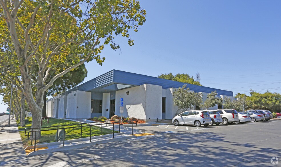 More Photos Of 3500-3550 W Bayshore Rd, Palo Alto Flex For Sale