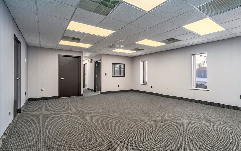 More Photos Of 16129 Common Rd, Roseville Warehouse For Lease