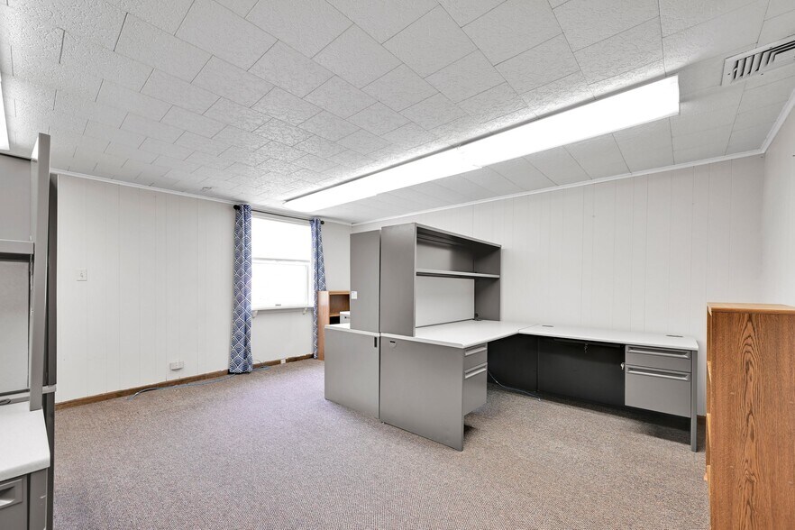 More Photos Of 26 N Railroad St, Palmyra Office For Sale