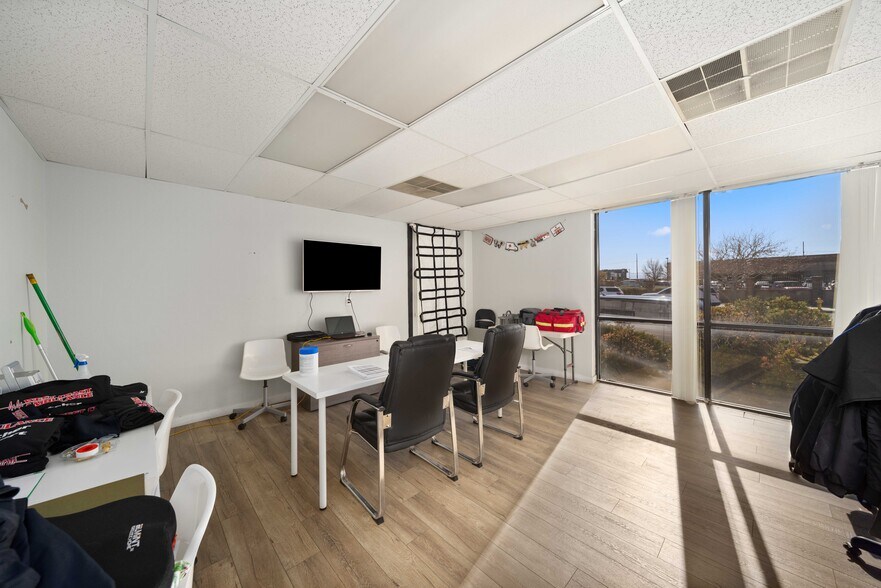 More Photos Of 647 W Avenue L 14, Lancaster Service For Lease