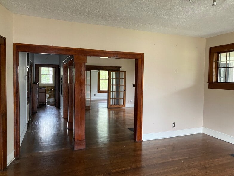 More Photos Of 404 N Gloster St, Tupelo Office For Lease