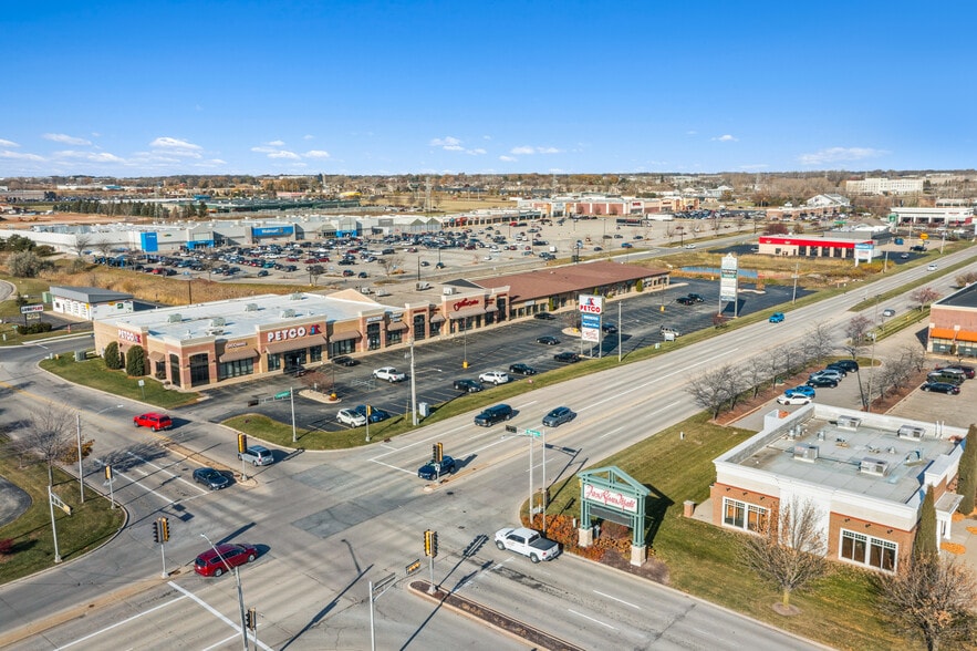 More Photos Of 711 N Casaloma Dr, Appleton Freestanding For Sale