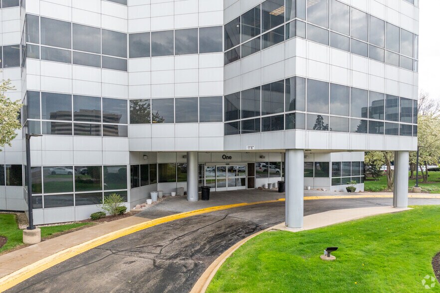 More Photos Of 1 TransAm Plaza Dr, Oakbrook Terrace Office For Sale