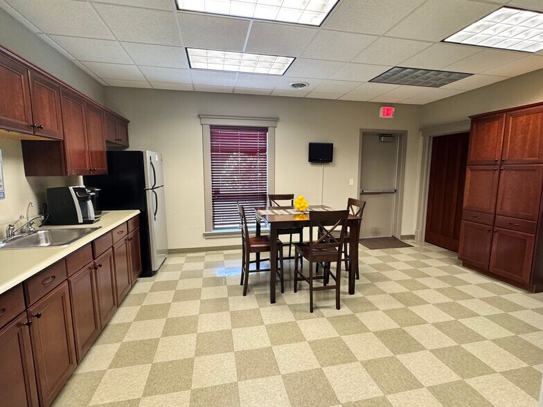 More Photos Of 1713 Tullamore Ave, Bloomington Medical For Lease