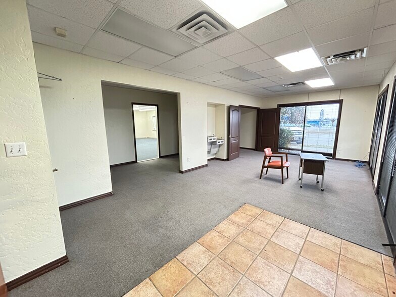 More Photos Of 1610 Posey Ln, Sulphur Springs Office For Sale