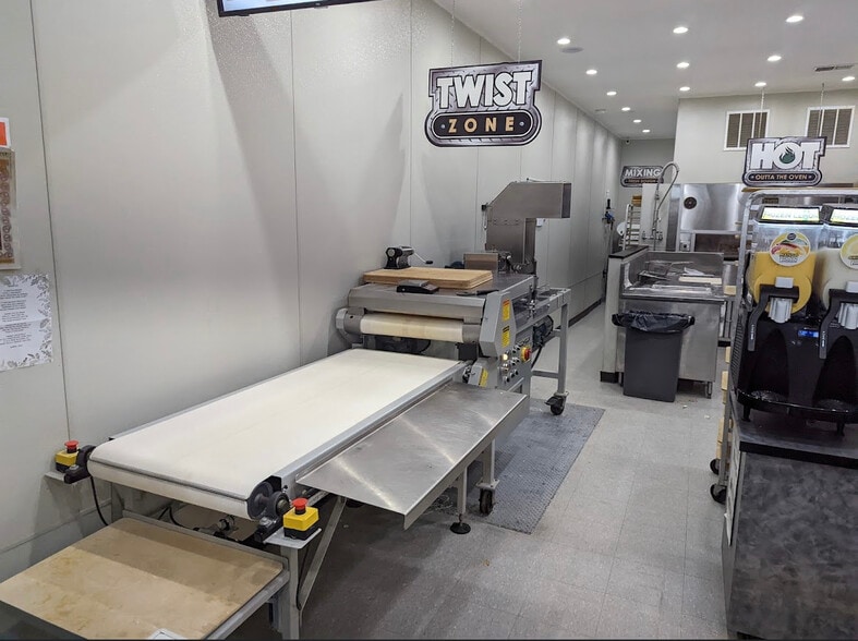 More Photos Of 11814 Queens Blvd, Forest Hills Storefront Retail Office For Lease