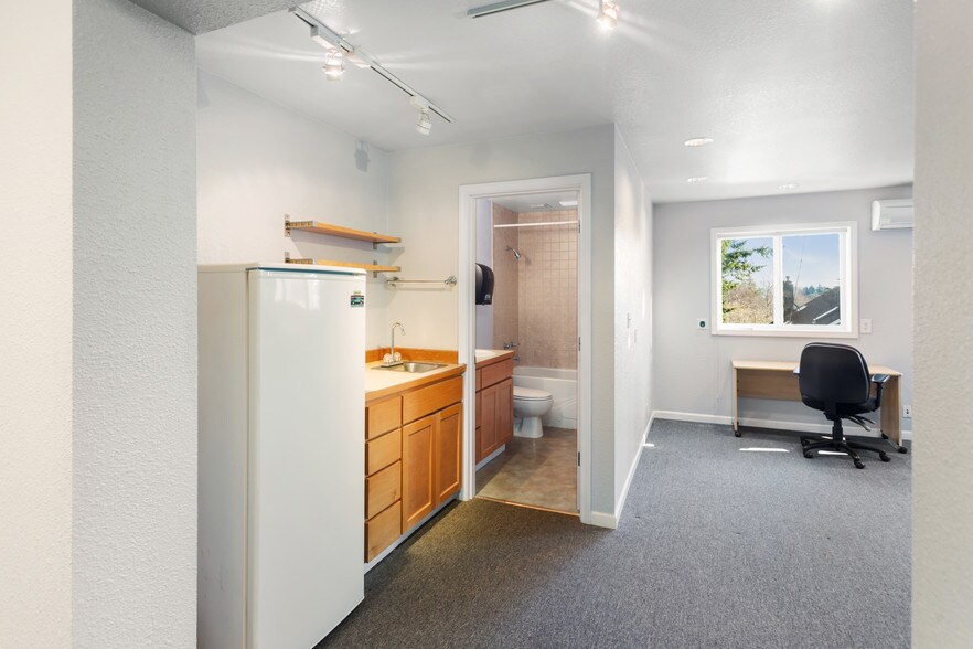 More Photos Of 5508 35th Ave NE, Seattle Loft Creative Space For Lease