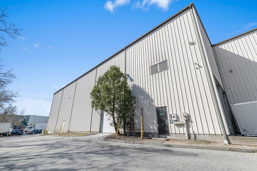 More Photos Of 55 Poplar St, Stamford Light Distribution For Sale