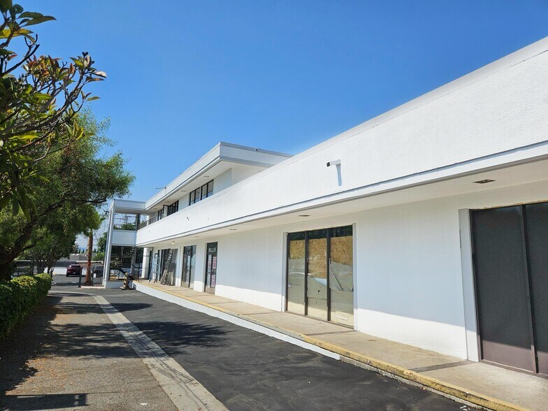 More Photos Of 11024-11028 Victory Blvd, North Hollywood Office For Lease