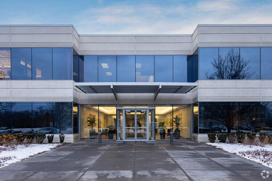 More Photos Of 2610 Lake Cook Rd, Riverwoods Office For Sale