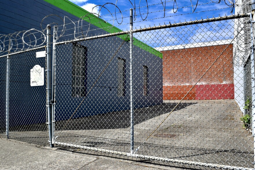 More Photos Of 55 SE Main St, Portland Warehouse For Lease