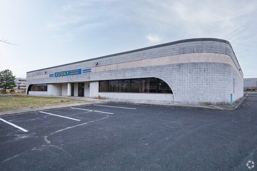 More Photos Of 70 Air Park Dr, Ronkonkoma Manufacturing For Lease