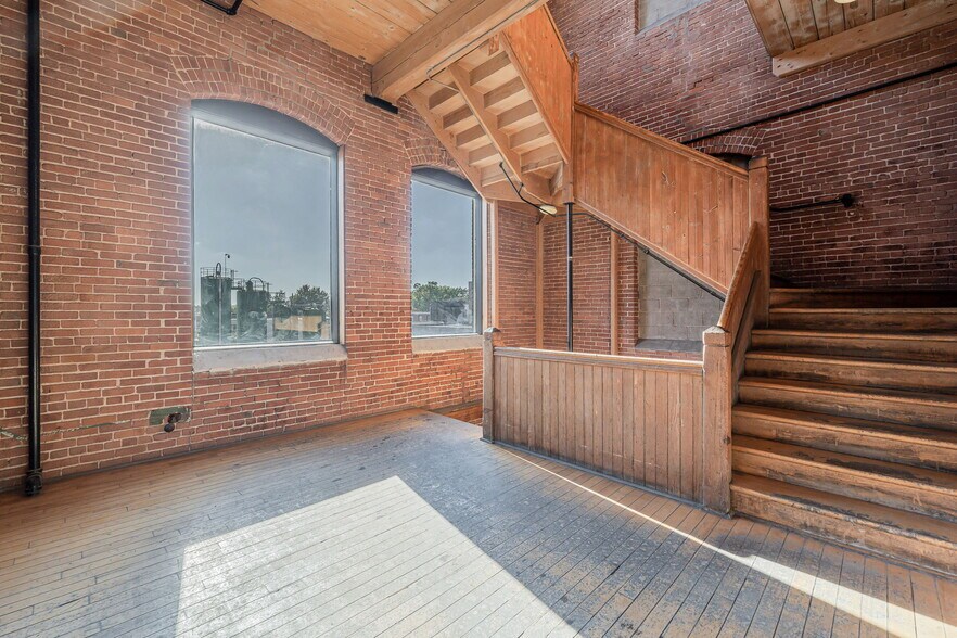More Photos Of 4035 Rue Saint-Ambroise, Montréal Loft Creative Space For Lease