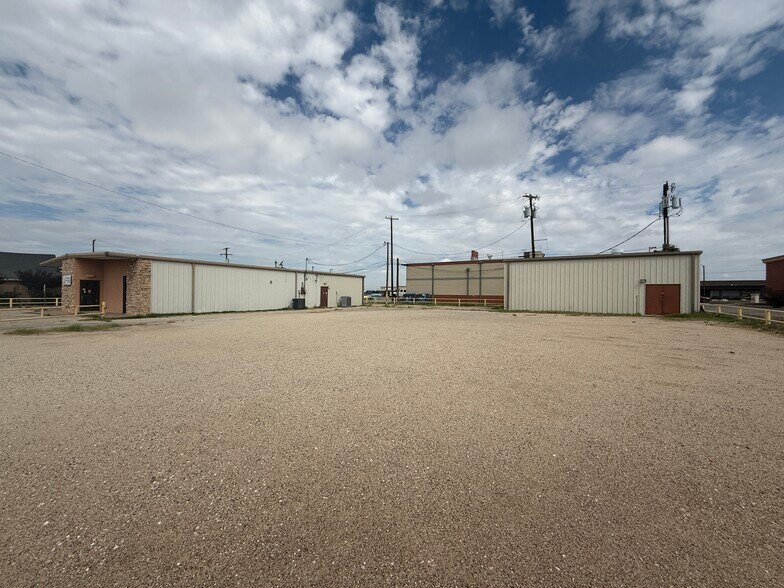More Photos Of 1011 E 7th St, Odessa Office For Sale