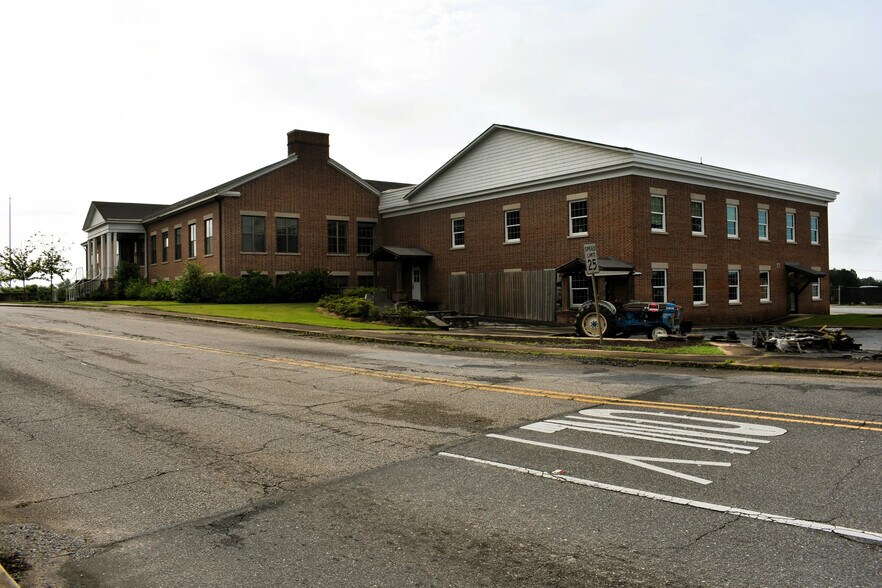 More Photos Of 755 Lee St, Alexander City Office For Sale