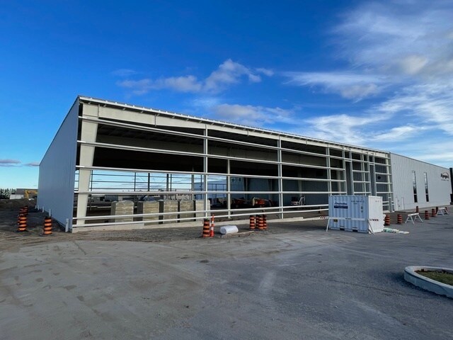 More Photos Of 71 Folsetter Dr, Paris Industrial For Lease