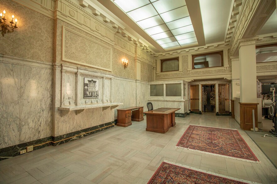 More Photos Of 301 Columbia St, Lafayette Office For Sale