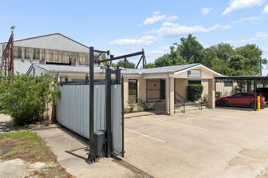 More Photos Of 12050 Proctor St, Houston Warehouse For Lease