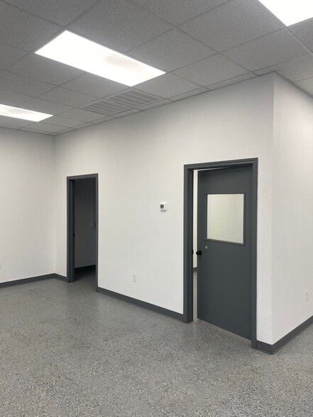 More Photos Of 2716 W Front St, Midland Flex For Lease