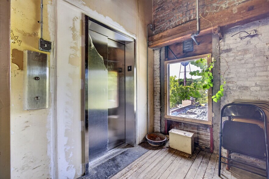 More Photos Of 420 Park St, Housatonic Flex For Sale