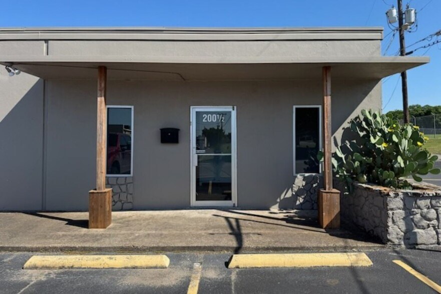 More Photos Of 200-202 S Ridgeway Dr, Cleburne Storefront Retail Office For Sale