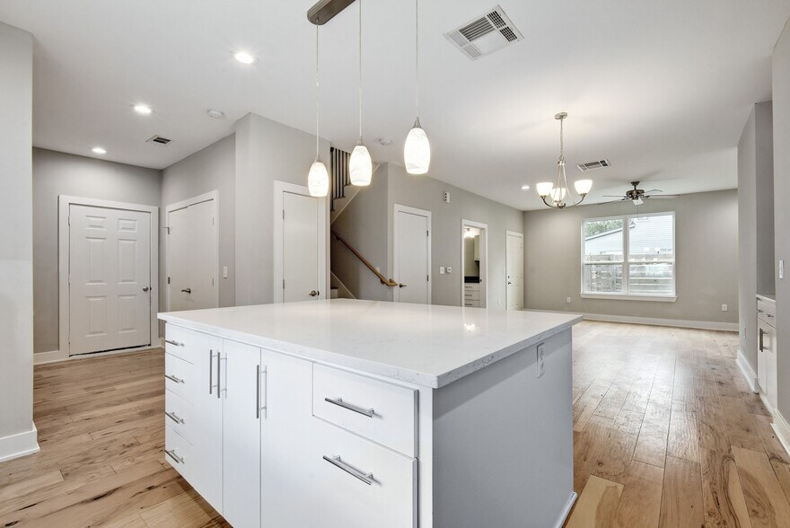 More Photos Of 4005 A/B Clawson Rd, Austin Specialty For Sale