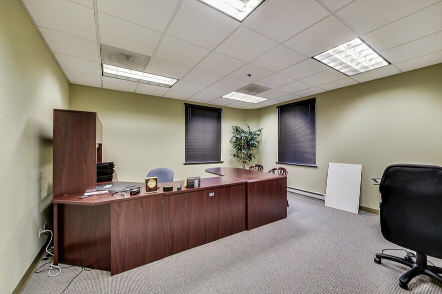 More Photos Of 10700 W Higgins Rd, Rosemont Loft Creative Space For Sale