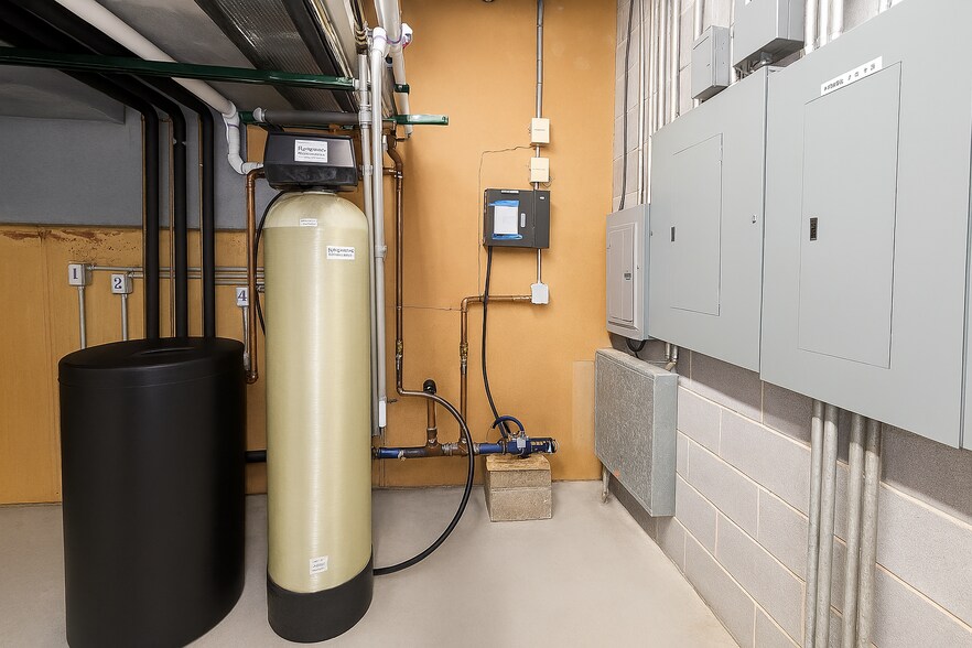 More Photos Of 900 Kraft Dr SE, Melrose Light Distribution For Lease