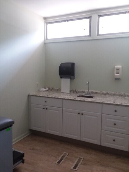More Photos Of 327 Fullerton Ave, Newburgh Medical For Lease