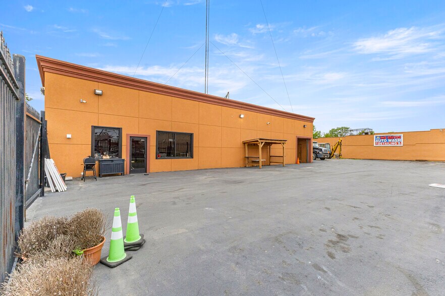 More Photos Of 8301 W Chicago, Detroit Flex For Sale