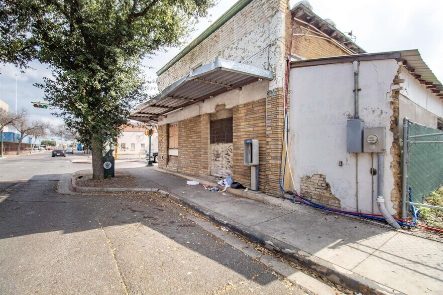 More Photos Of 620 San Agustin Ave, Laredo Storefront Retail Office For Sale