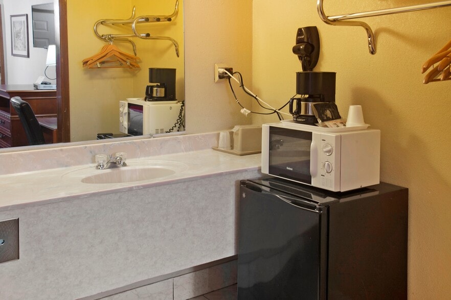 More Photos Of 823 NE Hwy 54, Guymon Hotel For Sale