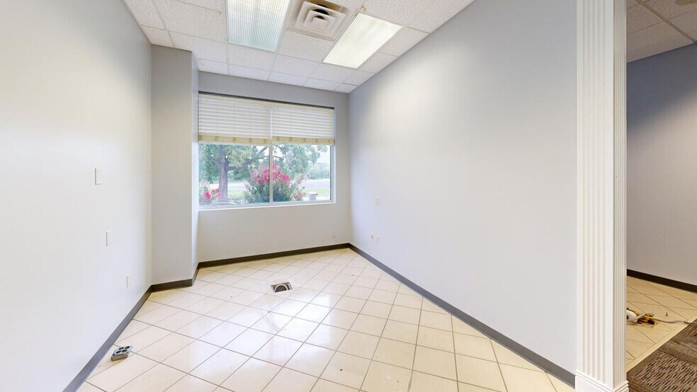 More Photos Of 5501 Pinnacle Point Dr, Rogers Office For Lease