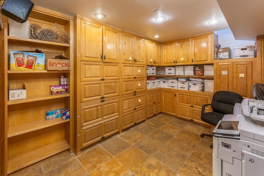 More Photos Of 8752 Holloway Dr, West Hollywood Office For Sale