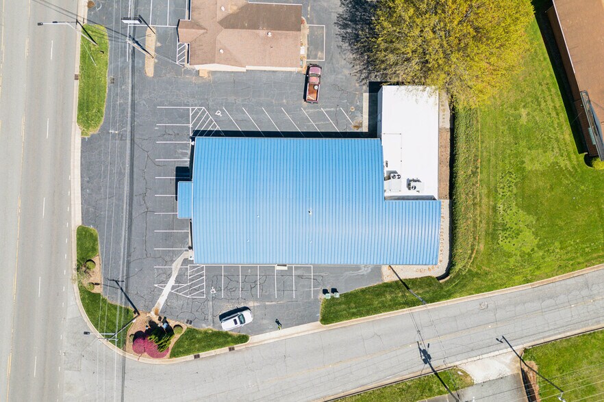 More Photos Of 2105 Northwest Blvd, Newton Office For Sale