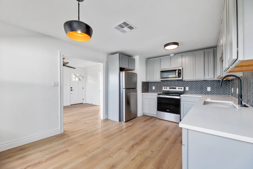 More Photos Of 306 W Stassney Ln, Austin Specialty For Sale